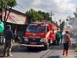 Damkar Semprot Disinfektan Kawasan Rumah Positif Corona di Malang