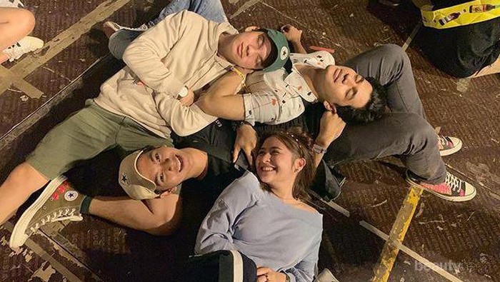 Kompak dan Kocak, Ini 8 Potret Prilly Latuconsina bersama Pemain Get Married Series