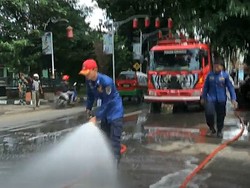 Tangkal Corona, Petugas Damkar Semprotkan Disinfektan ke Jalanan