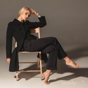 Pakai Baju Hitam Sering Bikin Gerah? Ini Alasannya!