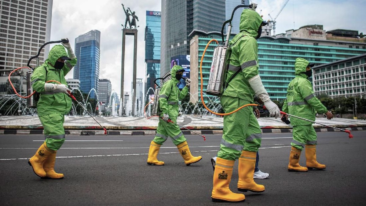 FOTO: Kurangi Corona, Jalanan Jakarta Disemprot Disinfektan