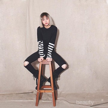 8 Ide Padu-padan Ripped Jeans Biar Tampil Lebih Edgy