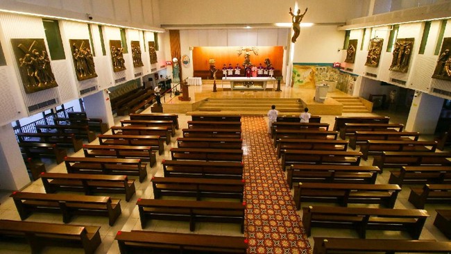 Umat Katolik mulai memasuki rangkaian pekan suci. Misa Minggu Palma di sejumlah gereja digelar melalui video streaming. 