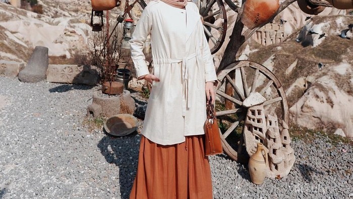 Inspirasi Mix & Match Dress dengan Outer Kimono