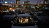 FOTO: Berkah Corona untuk Bioskop Drive-In Korea Selatan Bioskop kendara alias drive-in cinema menuai untung kebanjiran penonton usai bioskop konvensional tutup karena wabah Covid-19.