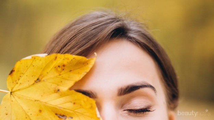 Gak Perlu Bingung Lagi, Ini Tips Makeup Sederhana Samarkan Wajah Lelah yang Kurang Tidur