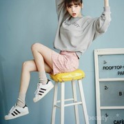 Wajib Tahu, 7 Item Fashion Ini Ampuh Membuat Tampilan Kamu Jauh Lebih Muda!