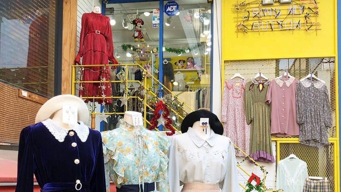 4 Dress Shop yang Wajib Kamu Kunjungi Waktu ke Korea 4 Dress Shop yang Wajib Kamu Kunjungi Waktu ke Korea