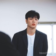 Kumpulan Foto Karismatik Junhoe iKON Saat Manggung, Super Cool!