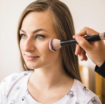 img-title Makeup Cakey Bikin Enggak Percaya Diri? Coba Dulu Rahasia Ini Agar Hasil Riasan Paripurna