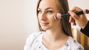 Makeup Cakey Bikin Enggak Percaya Diri? Coba Dulu Rahasia Ini Agar Hasil Riasan Paripurna