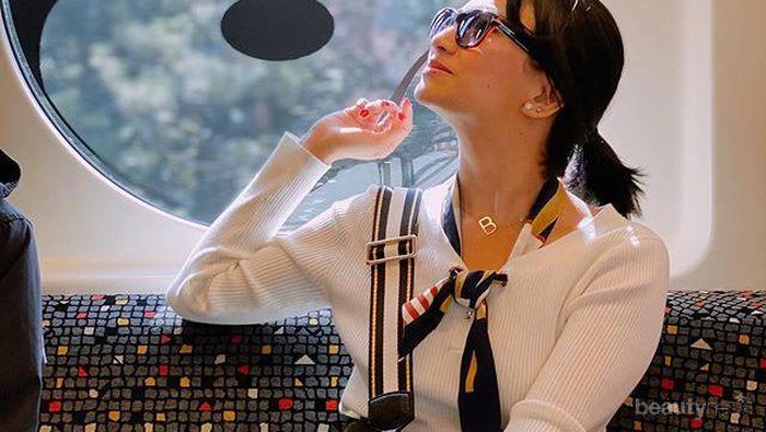 6 Ide Outfit Traveling ala Vanessa Angel