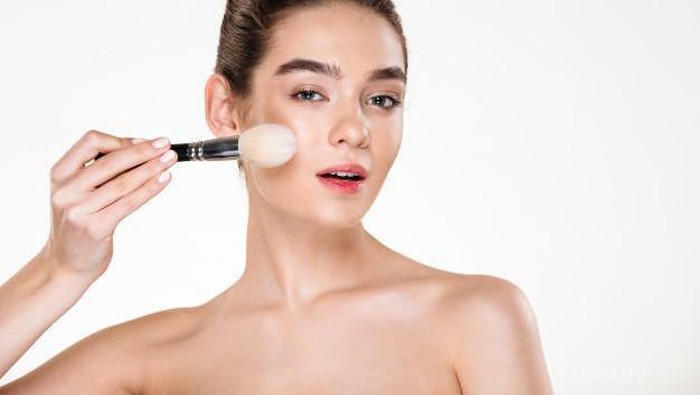 Concealer Atau Foundation Dulu? Simak Urutan Pakai Beauty Product Berikut, Yuk! Concealer Atau Foundation Dulu? Simak Urutan Pakai Beauty Product Berikut, Yuk!