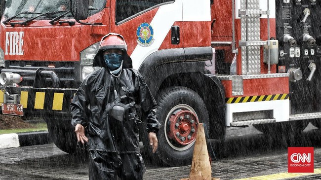 FOTO: Kurangi Corona, Jalanan Jakarta Disemprot Disinfektan