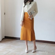 Ubah Outfit Sederhana Kamu Jadi Lebih Chic dengan Scarf, Ladies!