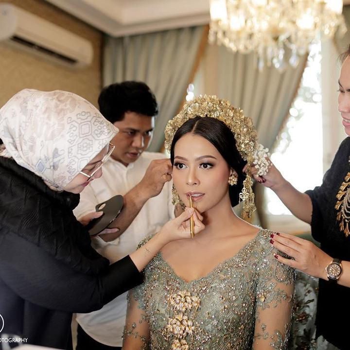 <p>Bunga Jelitha tampak cantik mengenakan kebaya hijau toska dengan hiasan beads kepala emas. (Foto: Instagram @weddingku)</p>