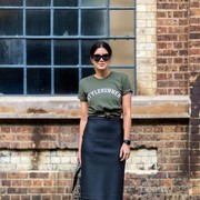 Tips Tampil Beda dengan Rok Span Look Casual