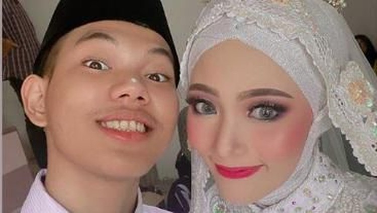 Kabar pernikahan Tegar dan Sarah diketahui secara mendadak melalui media sosial. Simak penjelasannya sebagai berikut yuk Bun!