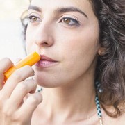 Enggak Perlu Beli, Begini Cara Buat Lip Balm Alami