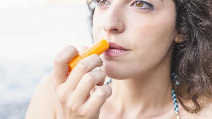 Enggak Perlu Beli, Begini Cara Buat Lip Balm Alami