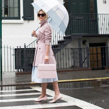 img-title Ini 6 Selebriti yang Tetap Fashionable di Musim Hujan!