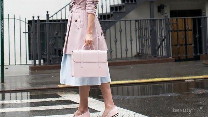 Ini 6 Selebriti yang Tetap Fashionable di Musim Hujan!