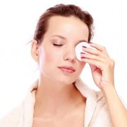 Ampuh Hapus Riasan di Area Mata, Ini Rekomendasi Eye Makeup Remover yang Bisa Kamu Coba!