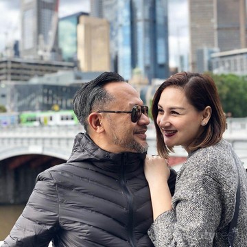 img-title Sudah 17 Tahun Menikah, Mona Ratuliu Dan Indra Brasco Tetap Mesra dan Romantis!