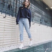 Mau Tampil Kekinian? Coba Mix n Match Outfitmu dengan 5 Model Jeans Ini!