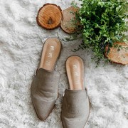 Males Ribet Pakai high heels? Mules Shoes Bisa Jadi Pilihan Mix and Match yang Seru Lho!