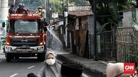 Panik Diusir Damkar, Pengendara Wanita Tinggalkan Motor di Lampu Merah