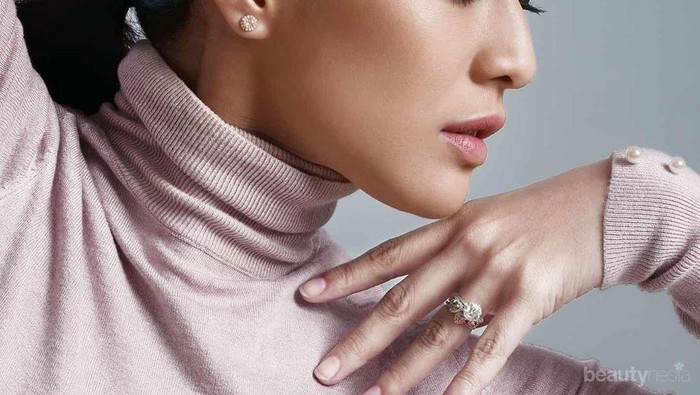 Tampil dengan Makeup Bold, Dian Sastro Tetap Mempesona