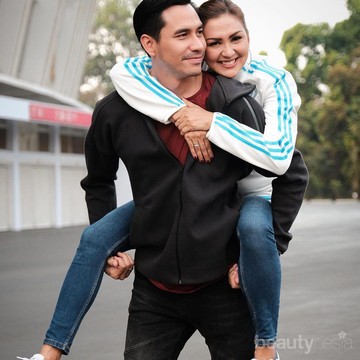 img-title Kemesraan Darius Sinathrya dan Donna Agnesia Setelah 14 Tahun Menikah