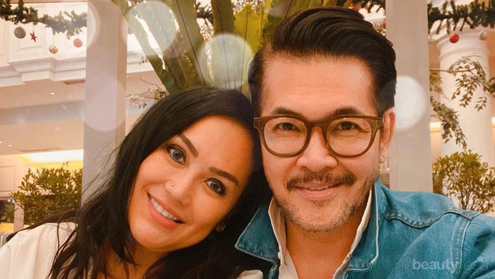 25 Tahun Menikah, Ferry Salim dan Istri Masih Tetap Mesra! 25 Tahun Menikah, Ferry Salim dan Istri Masih Tetap Mesra!