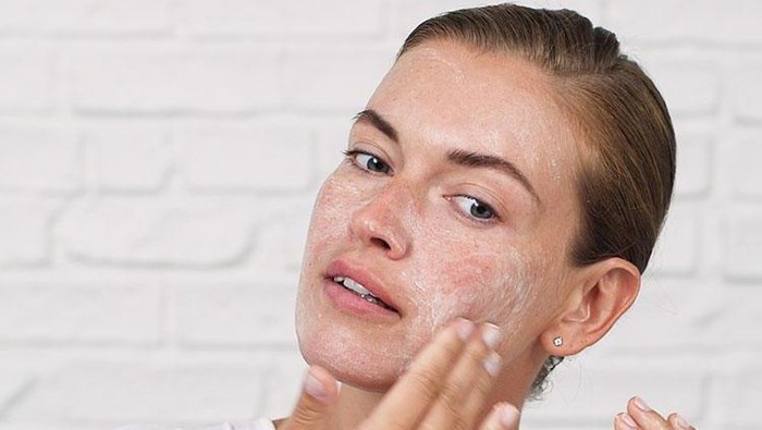 6 Hal Penyebab Kulit Wajah Rusak saat Eksfoliasi