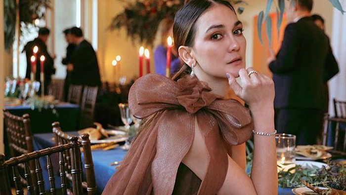 8 Fashion Elegan ala Luna Maya, Sontek Yuk!