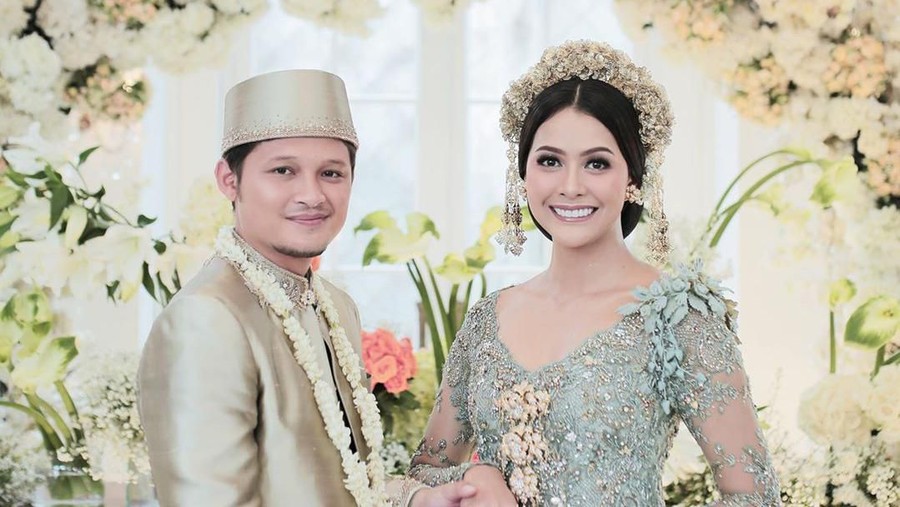 Bunga Jelitha dan Syamsir Alam jadi lebih rajin berjemur dan olahraga selama karantina diri di rumah.