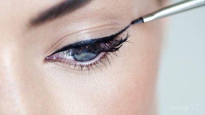Cetar Seharian, Ini Tips Bikin Hasil Eyeliner Tahan Lama Cetar Seharian, Ini Tips Bikin Hasil Eyeliner Tahan Lama