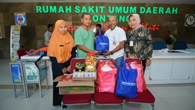 Pupuk Kaltim Bagikan APD dan Extra Fooding untuk Nakes