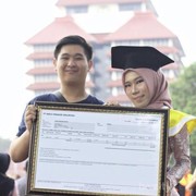Viral! Bukan Bunga atau Boneka, Mahasiswi UI Dapat Kado Wisuda Saham dari Gebetan