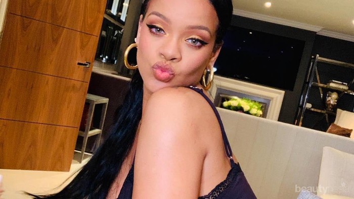 Ingin Tampil Kece Ala Rihanna? Yuk Intip 5 Potret Casualnya Ini!
