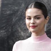 Gaya Rambut 60-an Selena Gomez yang Siap Tren 2020