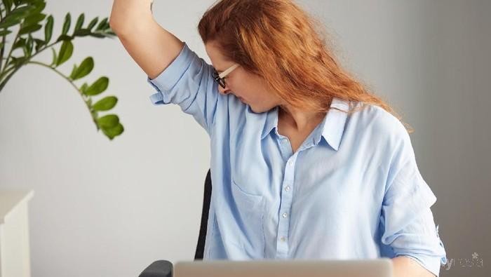 5 Bahan yang Ampuh Mengusir Noda Kuning Membandel di Pakaian