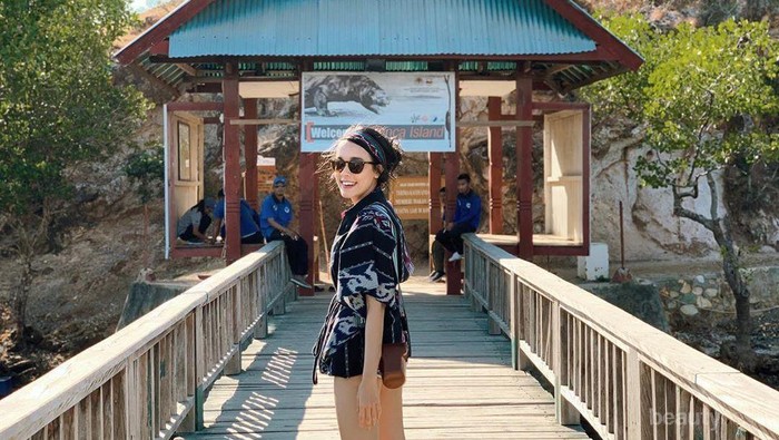 Traveling ke NTT, Aubry Beer Tampil Kasual dan Menawan dengan Tenun