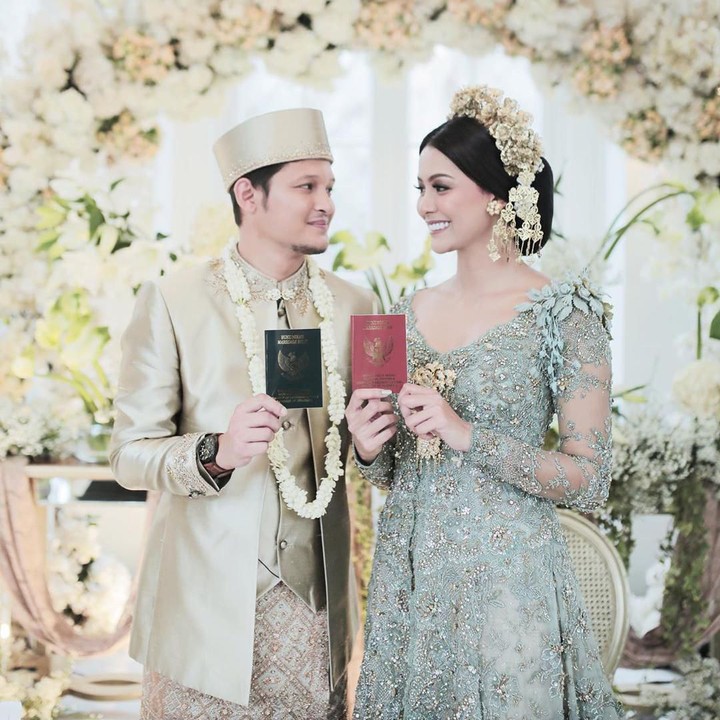 <p>Momen pernikahan ini menjadi yang paling ditunggu-tunggu Syamsir dan Bunga, setelah sekitar dua tahun berpacaran. Selamat berbahagia... (Foto: Instagram @mozawahyu)</p>