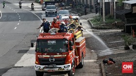 FOTO: Kurangi Corona, Jalanan Jakarta Disemprot Disinfektan