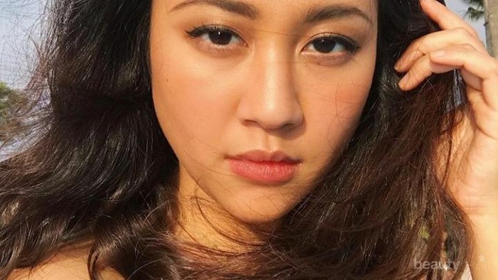Simple dan Cantik, Berikut Inspirasi Makeup ala Sherina Munaf yang Bisa Kamu Tiru!