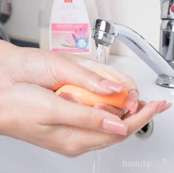 img-title Ampuh Banget, Ini Tips Mudah Bersihkan Spons Makeup
