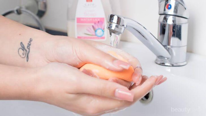 Ampuh Banget, Ini Tips Mudah Bersihkan Spons Makeup