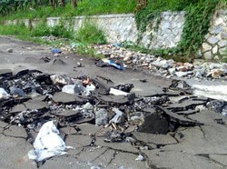 Hujan Deras Ungkap Ketebalan Aspal Proyek Miliaran di Sukabumi